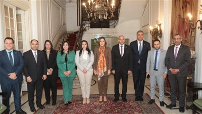 وزيرة الثقافة تلتقي وفدًا من تنسيقية شباب الأحزاب لبحث سبل التعاون المُشترك 