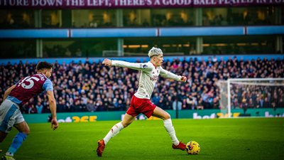 مانشستر يونايتد يحقق فوزا صعبا على أستون فيلا في الدوري الإنجليزي 