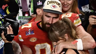 تايلور سويفت تحتفل مع ترافيس كيلسي بعد فوزه بالـ Super Bowl (فيديو)