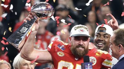لحظة رفع ترافيس كيلسي كأس Super Bowl (فيديو)