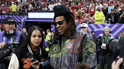 جي زي مع بناته على أرضية ملعب الـ Super Bowl (فيديو)