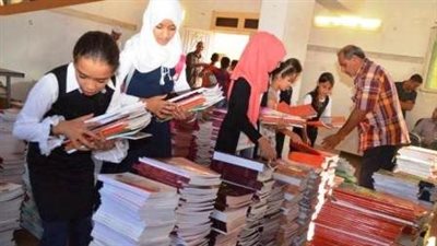 الجيزة تسلم الكتب لطلابها في أول أيام انتظام الدراسة بجميع المراحل