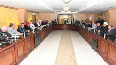 محافظ الفيوم يتابع جهود إعادة التوازن البيئي لبحيرة قارون 