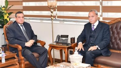 وزير التنمية المحلية يتابع مع محافظ القليوبية تنفيذ المشروعات الخدمية 