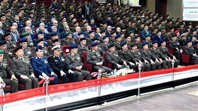 وزير الدفاع يشهد مناقشة البحث الرئيسي لكلية القادة والأركان 