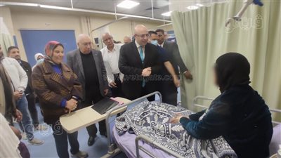محافظ بني سويف يطمئن على المرضى الفلسطينيين أثناء تلقيهم العلاج بالمستشفى الجامعي
