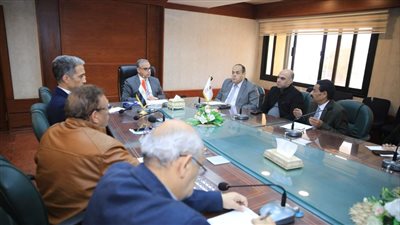 محافظ سوهاج يبحث آليات توفير السلع للمواطنين بالأسعار الرسمية 