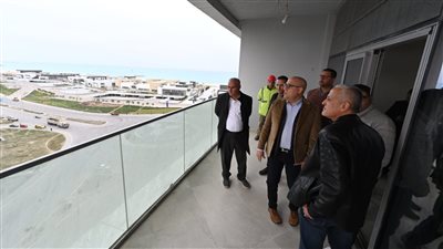 وزير الإسكان يتفقد المنطقة الشاطئية وكمبوند 
