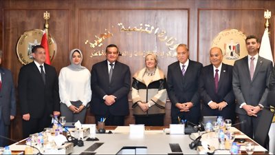 البيئة توقع عقد جمع ونقل المخلفات بشبرا الخيمة والخصوص.. وتنفيذ مشروعات بمليارات الجنيهات في كافة المحافظات 