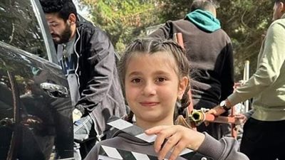 ظهور خاص لابنة حلا شيحة في كواليس تصوير مسلسلها الرمضاني (صور)