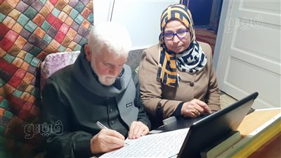 يطمع في رضا الله، مسن بالغربية يكتب المصحف 6 مرات بخط يده ويحلم بالسابعة في الحرم (فيديو)