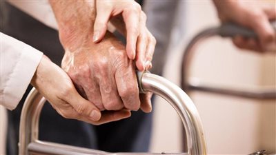 بعد الموافقة بشكل نهائي عليه، من يتحمل نفقات رعاية المسن؟