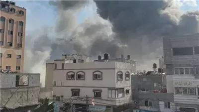 بينهم الفنان علاء قدوحة، استشهاد 18 فلسطينيا من عائلة واحدة بقصف إسرائيلي على مخيم النصيرات 