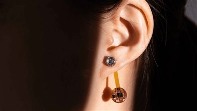 حلق ذكي يقيس درجة حرارة الجسم والغرفة من الأذن