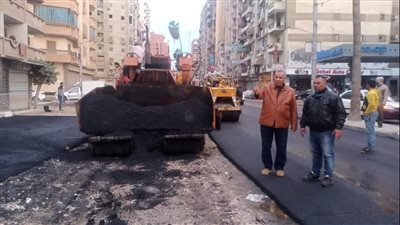 رئيس حى غرب المنصورة يتابع خطة ترميم ورصف ورفع كفاءة الشوارع (صور)