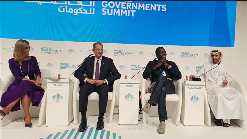 وزير الاتصالات خلال