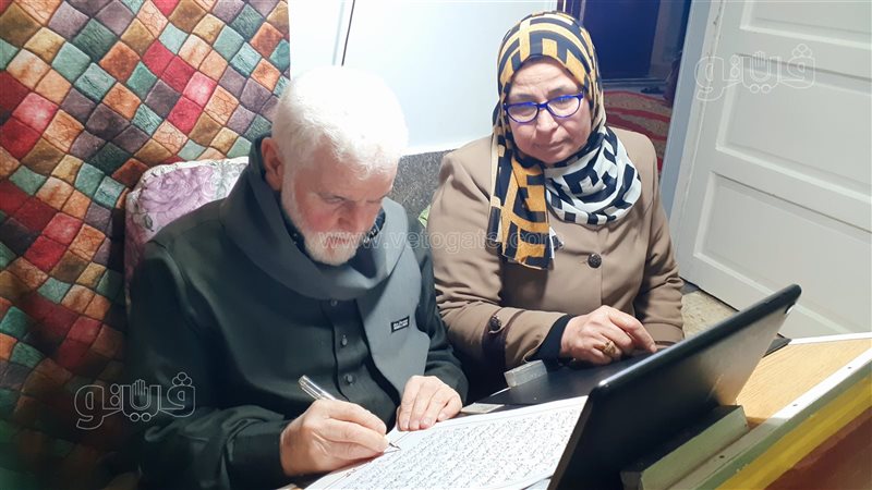 زوجان يكتبان القرآن