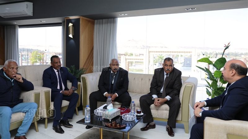 محافظ أسوان يلتقى