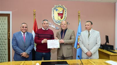 رئيس جامعة سوهاج يكرم فريق عمل التصنيف الدولي للجامعات المستدامة