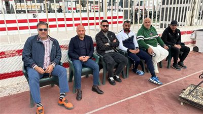 وائل رياض وجهازه يتابعون قمة الأهلي والزمالك