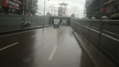 هطول الأمطار على الإسكندرية وانتشار سيارات شفط المياه بالشوارع 