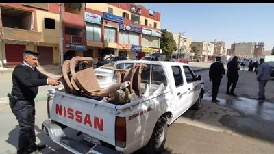 حملة مكبرة لرفع إشغالات المحال والمقاهي والباعة الجائلين بشوارع الخارجة (صور)