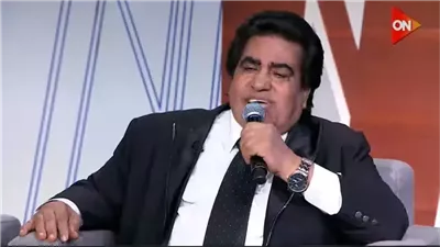 أحمد عدوية يشارك أحفاده غناء 