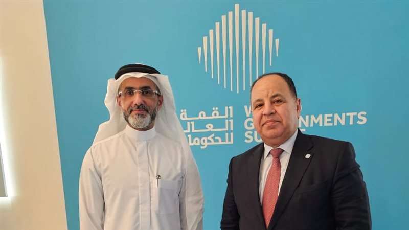 وزير المالية، مع
