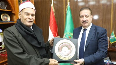 محافظ المنوفية يكرم وكيل الأوقاف لبلوغه سن المعاش