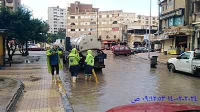 سحب تراكمات مياه الأمطار من شوارع وميادين الإسكندرية 