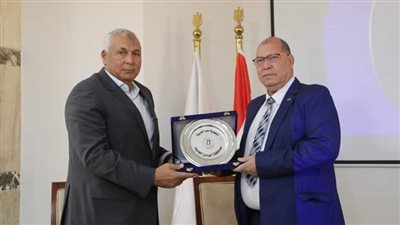 محافظ الوادي الجديد يُكرّم رئيس جهاز التعمير لبلوغه سن التقاعد