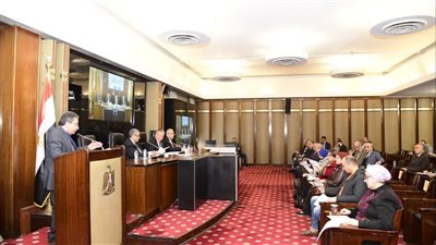 رئيس القطاع المالي بالبترول يكشف بالأرقام حجم الإيرادات، وملاحظة برلمانية بشأن الموظفين