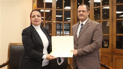 آداب عين شمس تكرم رؤساء الأقسام بالكلية تقديرا لجهودهم بإعلان نتائج الفصل الدراسي الأول في زمن قياسي