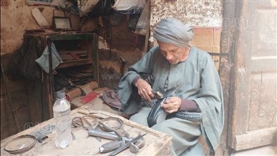 حكاية أقدم جزماتي في صعيد مصر.. 50 سنة شقاء في إصلاح الأحذية (فيديو وصور) 