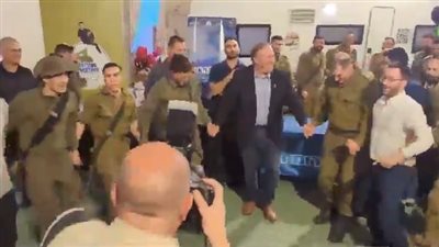 رقص وزير الخارجية الأمريكي السابق مع جنود الاحتلال يثير الغضب، والنشطاء يكشفون السر (فيديو) 