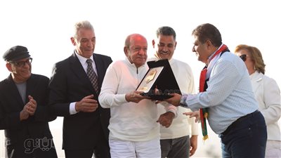 أبرزهم لطفي لبيب وأحمد عبد العزيز، تكريم عدد من النجوم بختام الأقصر الإفريقي (صور)