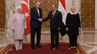  12 صورة ترصد استقبال السيسي وقرينته لأردوغان وحرمه بالقاهرة