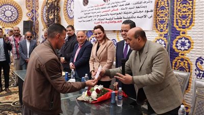 تسليم 45 مواطنا من أهالى مدينة الحوامدية شهادات محو الأمية (صور)