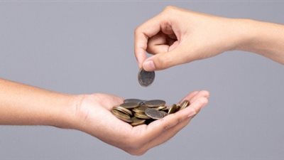 دار الإفتاء توضح حكم تصدق الزوجة من مال زوجها