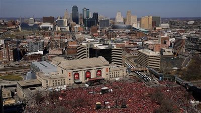 لحظة إطلاق النار على المحتفلين بدوري كرة القدم الأمريكية 