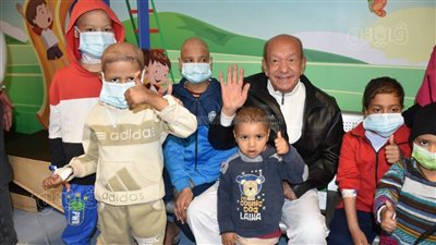 الفنان لطفي لبيب يحتفل مع أطفال أورام الأقصر بعيد الحب (صور)