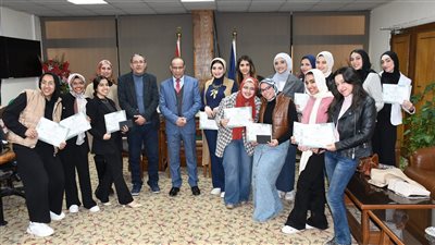نائب رئيس جامعة القناة يُكرم طالبات دورة الإذاعة باللغة الإنجليزية