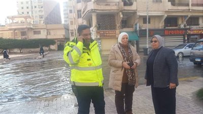 رئيس حي العجمي بالإسكندرية يتابع رفع تجمعات مياه الأمطار (صور)