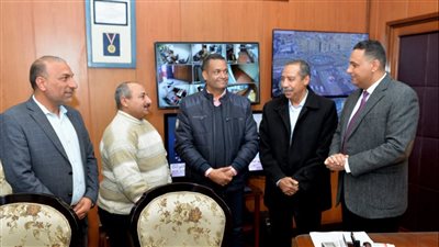 محافظ الدقهلية يكرم عاملا بمدينة المنصورة لمنعه دخول سيارة محملة بمخلفات طبية خطرة 