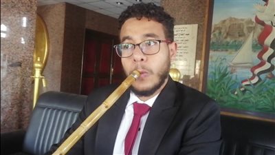عازف الناي بالأقصر في عيد الحب: الفن والموسيقى وسيلة للتعبير عن المشاعر (فيديو)