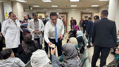 وزير الصحة يزور مستشفى العجوزة ويستمع لآراء المواطنين (صور) 