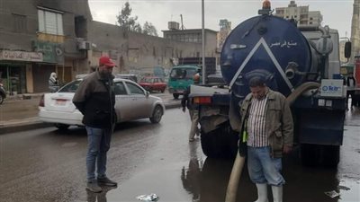 محافظ الجيزة يتابع جهود عمليات شفط مياه الأمطار وانتشار المُعدات لتسهيل الحركة المرورية