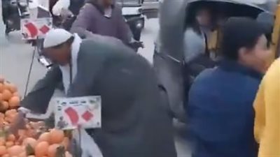 مقطع مؤثر لبائع يلقي البرتقال على شاحنات المساعدات لغزة، والنشطاء يلقبونه بالصعيدي الجدع (فيديو)