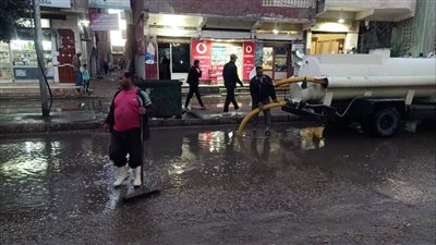 شفط تجمعات مياه الأمطار بمركز ومدينة القنطرة شرق الإسماعيلية (صور) 