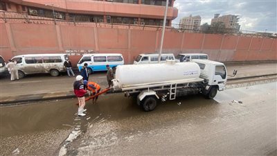 انتشار عربات شفط المياه لمواجهة الأمطار بمحاور وأنفاق الجيزة 